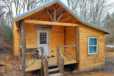 Image de Bunkhouse in the E Tennessee Mountains, off grid-sleeps 8 with bath/shower house