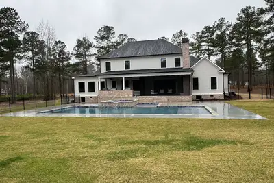 Image de Indulge in Luxury: Your Masters Sanctuary Awaits! 25 Minutes from course w/ pool