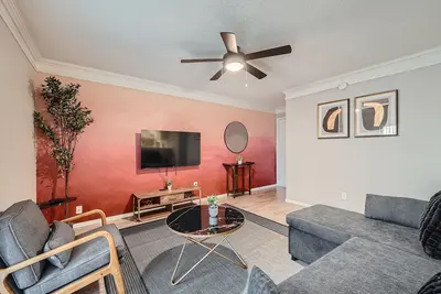 Image de Chill 2b Getaway | 10min > Dtwn | W/D, Pool, Prkg