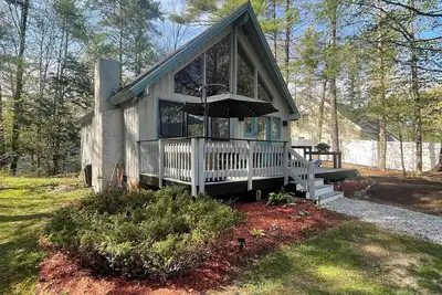 Image de Cozy A-frame cabin just a short walk to town.