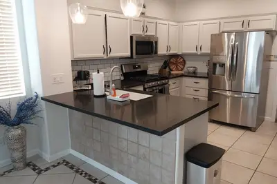 Image de Charming 3-bedroom, 2. 5-bathroom house with Pool/Heated Jacuzzi in Henderson Nv.