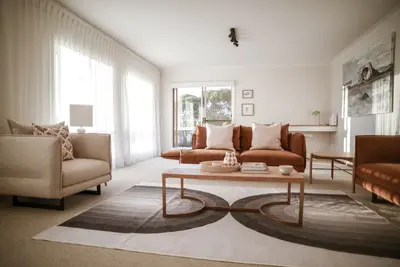 Image de Stylish home to accommodate everyone. Only minutes away from town centre.