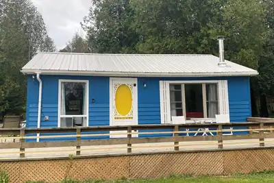 Image de One-of-a-kind cottage steps from Lake Huron!