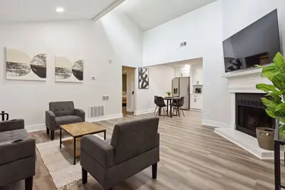 Image de Modern 2 King Bed Duplex home near Uga