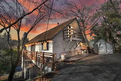 Image de Large cozy romantic cabin in Lake Arrowhead-sleeps 7-Family and Pet friendly\n