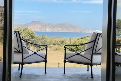 Image de Seafront 4-Bedroom Villa | 30sec walking distance from Fatourena sandy beach |
