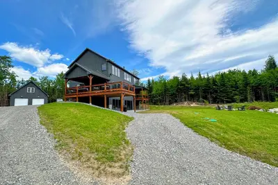 Image de 2m New rustic contemporary home with stunning views, great amenities and perfect private location.