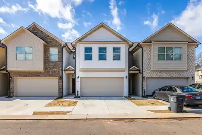 Image de Lilac Haven on Fulson Dr