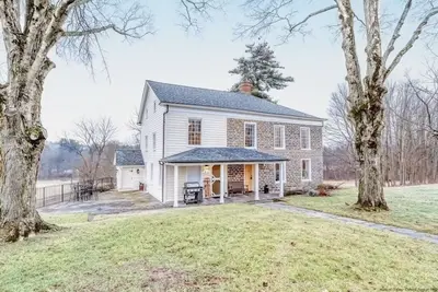 Image de Waterfront catskills farmstay in a 19th Century historic home on an Alpaca Farm