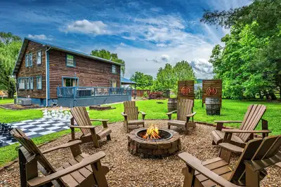 Image de Modern 4-bedroom Cabin w/ Hot Tub/Game Room/Fire Pit/Backyard
