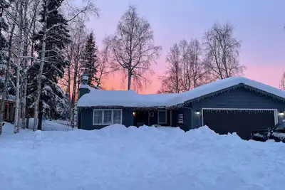 Image de Artist Retreat, ranch home just minutes from downtown Anchorage.