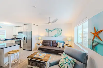 Image de Snowbird-friendly sound view condo with open layout, patio, W/D, & Ac