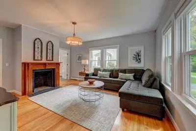 Image de Colonial House, w/Yard, 7min walk to Downtown Lenox