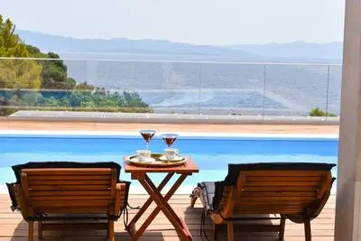 Image de Appartement de quatre chambres avec la terrasse et la vue sur le mer Baie Tvrdni Dolac, Hvar (A-6112-a)