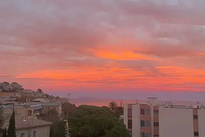 Image de Studio Moderne avec vue mer!