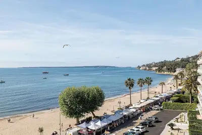 Image de 2 chambres avec vue panoramique sur la mer, en face de la plage