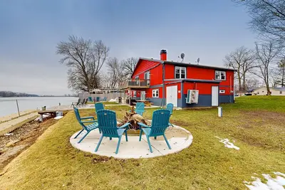 Image de 2nd-floor lakefront walk-up with firepit