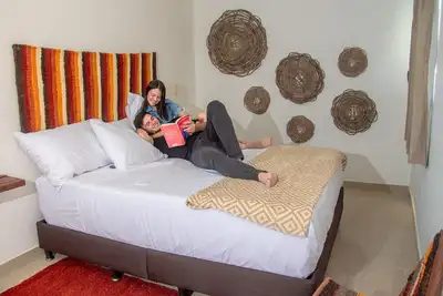 Hermoso Apartamento con Terraza Privada, Camas Queen, a 4 Cuadras del Parque
