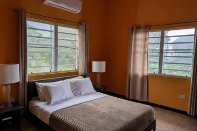 Image de cozy 4 bedroom 4 bathroom house