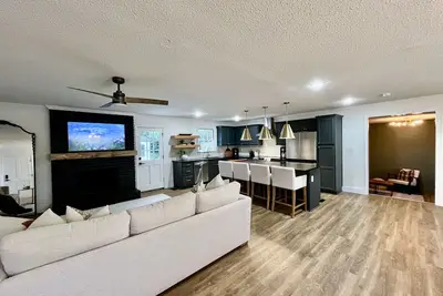 Image de Walk to the Masters! Enjoy the spacious back patio or take a dip in the pool!