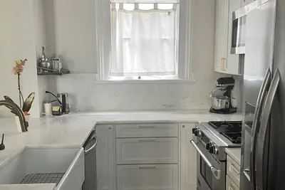 Image de Charming apartment in quiet Historic Downtown Charleston, walk anywhere!