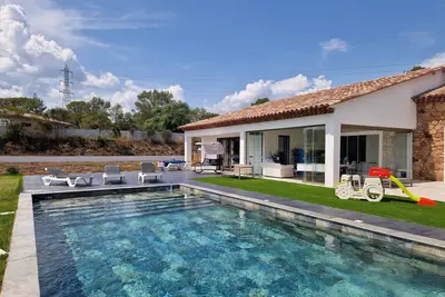 Image de Au Cœur des Vignes non Loin de la Mer. Loue Villa Standing, Repos Assuré