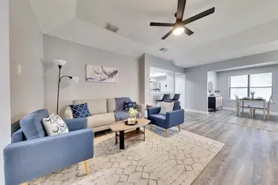 Image de Pet Friendly! Modern 2br w/ King Bed + Fast Wi-Fi!