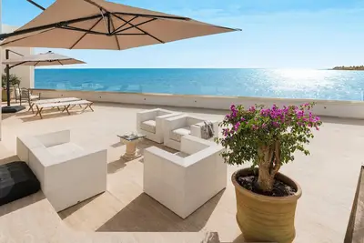 Sea front villa with direct access to the sea