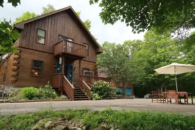 Image de Country Log Home - a quiet get-a-way not far from the city.