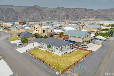 Image de Welcome to Sunland! Your Gorge-eous Getaway awaits! Fully Fenced, Pet Friendly!