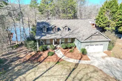 Image de Welcoming home with huge deck overlooking lake. Pet Friendly!