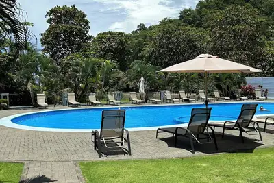 Image de Oceanfront Condo with stunning pool and oversized balcony.