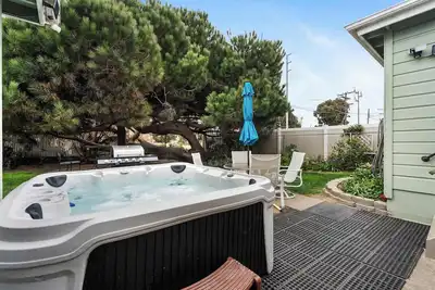 O-Side Beach Bungalow with Jaccuzi! Blocks to beach!