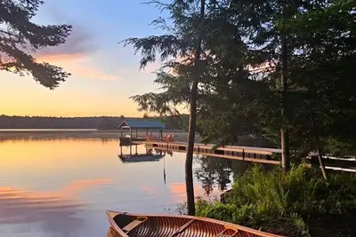 Image de Regally rustic, spacious 2-home waterfront getaway for 16+ with total privacy.