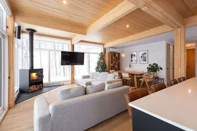 Image de Chalet Le Versant : Luxe et plein air en montagne à St-Donat. Chien accepté!