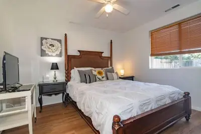 Image de Lovely 2 bdrm, 2 bath, backyard, garage & parking