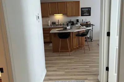 Image de Lovely 2 bedroom condo Mid-century Cozy cottage