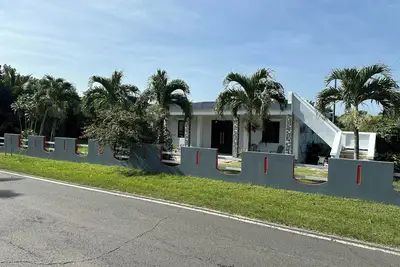 Image de Coastal Private Home 3 bedrooms 3 bathrooms all amenities steps away from Beach