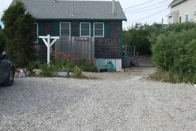 Image de 95 Salt Marsh- 3 Br Cottage @ private beach, pet-friendly w/ Ac, steps to shore!