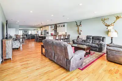 Image de Yankton Vacation Home w/ Hot Tub & River Views