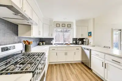 Image de Charming Eureka Getaway Near Sequoia Park!