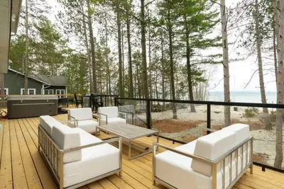 Image de Cozy Beachfront Cottage: Private Beach, Hot Tub