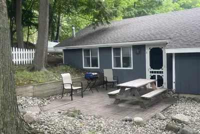 Image de #8 cottage comes with boat docks and shares over 600’ of frontage on Hamlin lake
