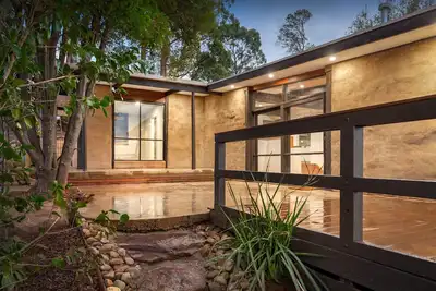 Image de Gembrook Views \nUnique and recently renovated 2br mudbrick house