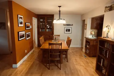 Image de Renovated Craftsman style bungalow available-long term rental only