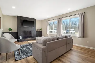 Image de Newly Renovated House only 4 minutes to Arrowhead Stadium! ! Newly remodeled home