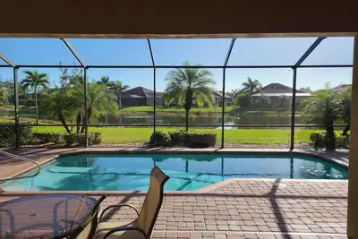 Image de Bella Terra 4 Bdrm Estate Pool Home with Lake View