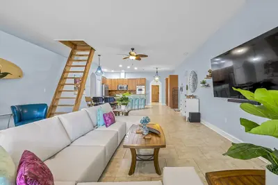 Image de Luxe Art District 4/3. 5 Pool Home. . . Hello Gorgeous! ! !