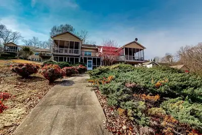 Image de Lakefront home with private dock, boat lift, screened porches, deck, grill, W/D