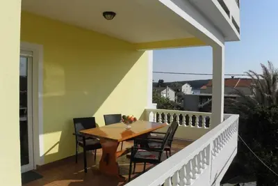 Image de Appartement de deux chambres avec la terrasse et la vue sur le mer Barbat, Rab (A-22366-a)